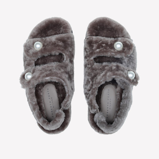 SHEEPSKIN SANDAL WITH PEARL ACCESSORY COLLIN - Grigio | Roberto Festa